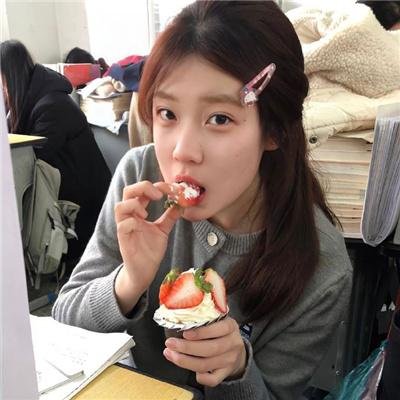 戴流苏耳环的少女